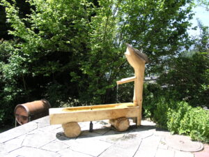 neuer ortstypischer Holzbrunnen, mit Trinkwasser laufend. Made in Grindelwald.