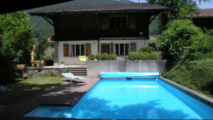 gemütliches ortstypisches Holz-Chalet mit grossem Garten und privatem Pool zur Alleinbenützung