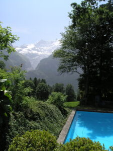 Ausblick auf die Gletscherschlucht und die dahinter liegenden Fiescherhörner der Berner Hochalpen